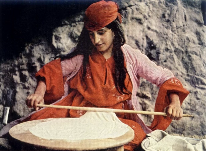 Keçeke dêre sor li Kurdistana Başûr National Geographic, nr 3/1975)